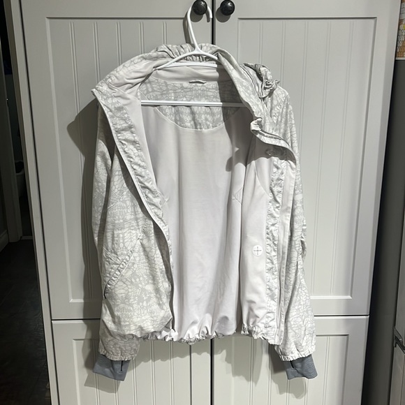 Amazing condition RARE lululemon jacket - Picture 8 of 10